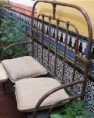 /album/fotogaleria-regalos-decoracion/banqueta-de-hierro-con-almohadones-madras-jpg/